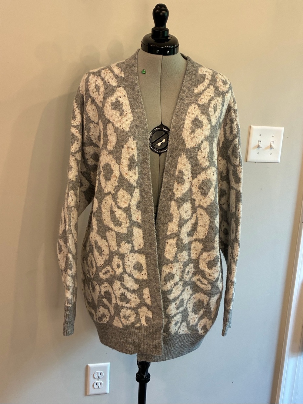 entro Gray and Cream Leopard-Print Open Cardigan